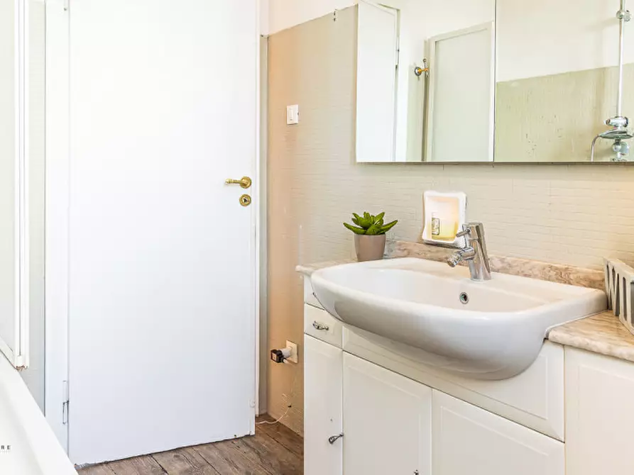 Immagine 35 di Appartamento in vendita  in VIA AURELIO SAFFI a Bologna