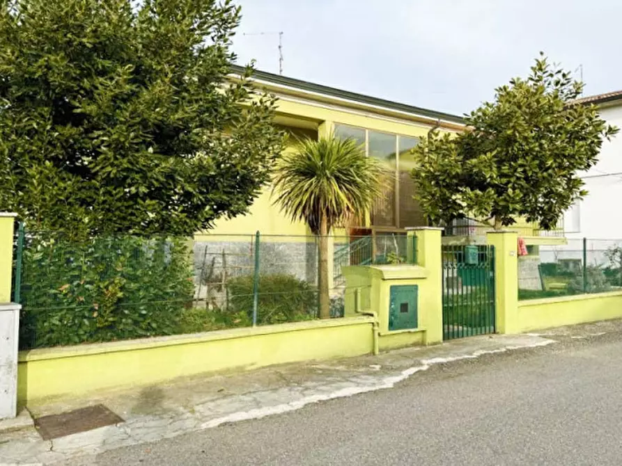 Immagine 1 di Villa in vendita  a Fiorenzuola D'arda