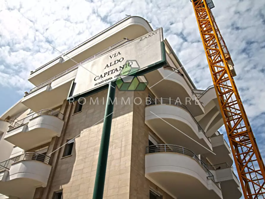 Immagine 2 di Negozio in affitto  in Via Andrea Lavezzolo a Roma