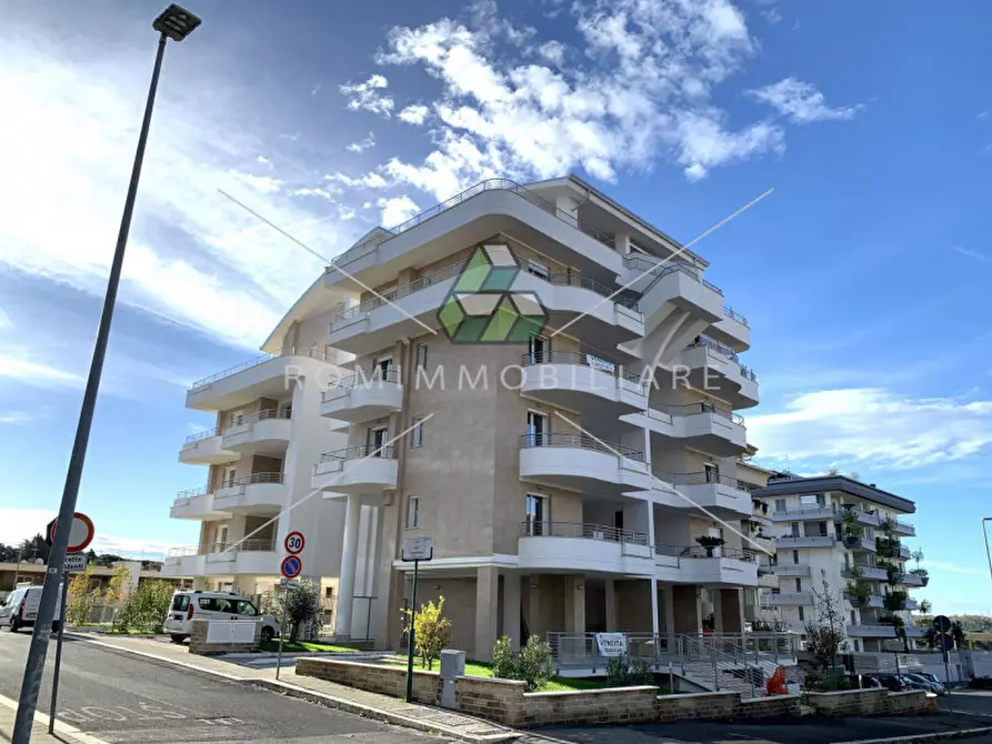 Immagine 3 di Negozio in affitto  in Via Andrea Lavezzolo a Roma