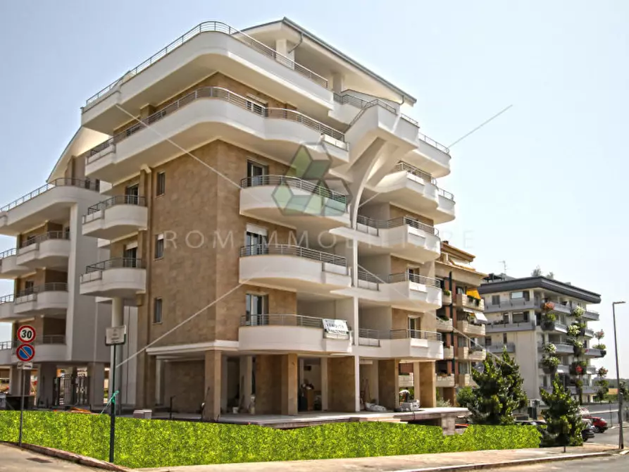 Immagine 4 di Negozio in affitto  in Via Andrea Lavezzolo a Roma