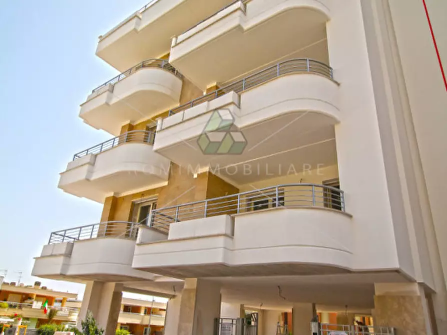 Immagine 6 di Negozio in affitto  in Via Andrea Lavezzolo a Roma