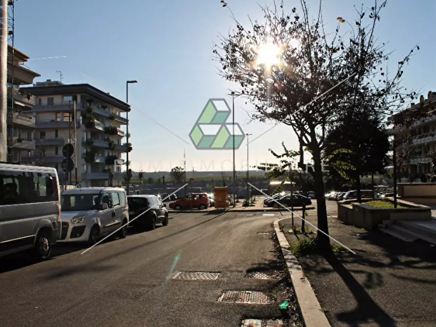 Immagine 7 di Negozio in affitto  in Via Andrea Lavezzolo a Roma