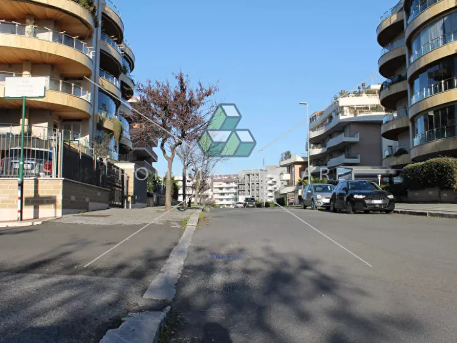 Immagine 8 di Negozio in affitto  in Via Andrea Lavezzolo a Roma