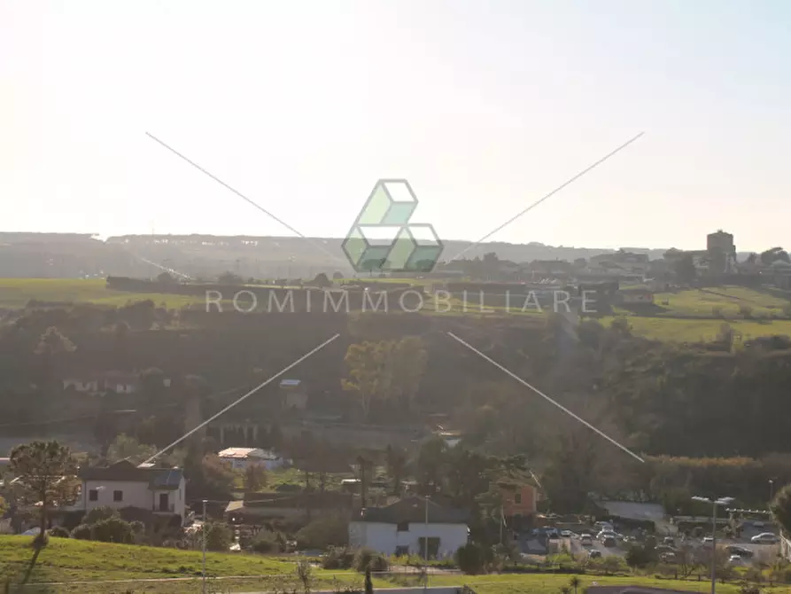 Immagine 12 di Negozio in affitto  in Via Andrea Lavezzolo a Roma