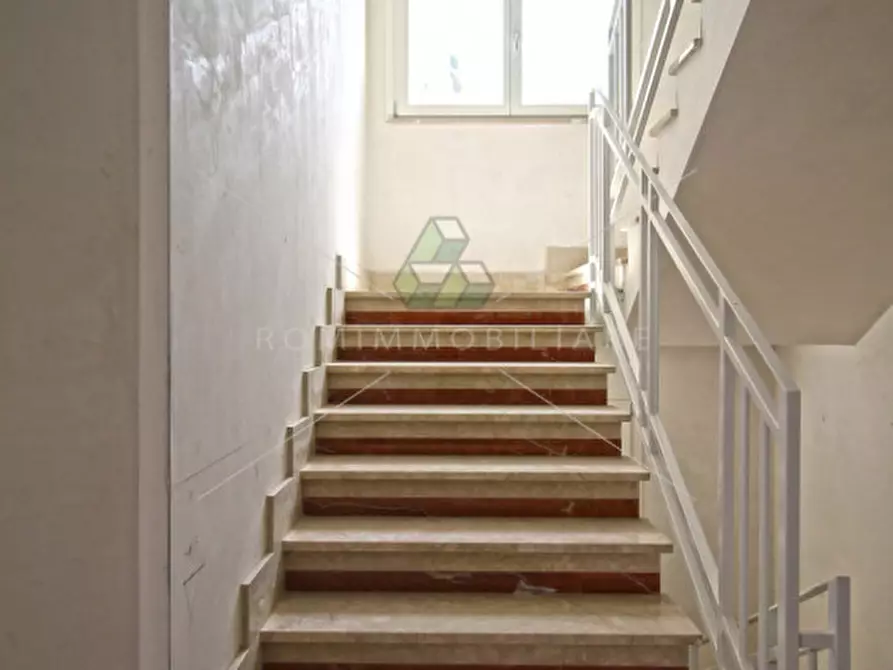 Immagine 13 di Negozio in affitto  in Via Andrea Lavezzolo a Roma