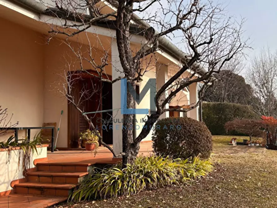 Immagine 1 di Villa in vendita  a Montebelluna