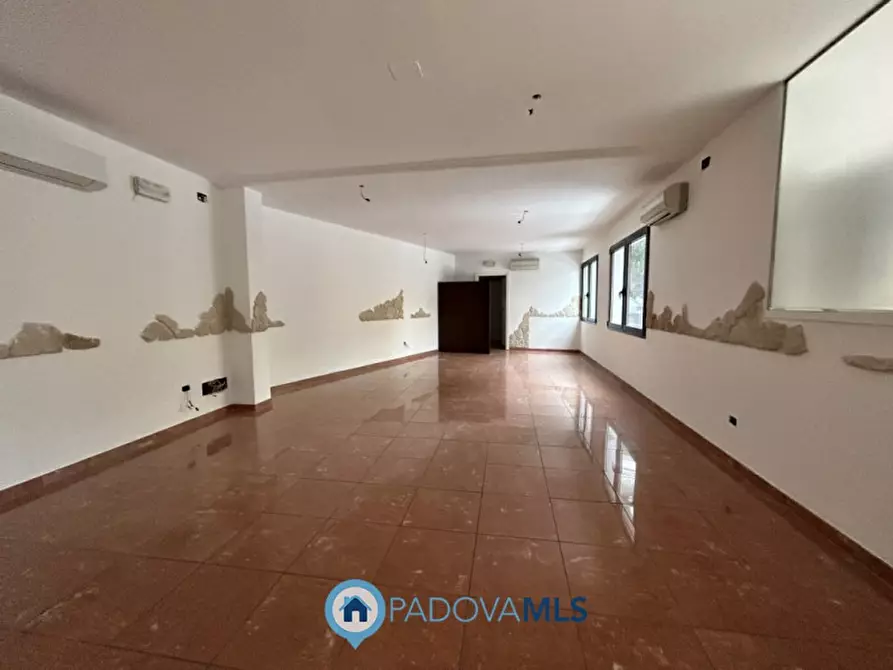 Immagine 2 di Attività commerciale in vendita  in via ceron a Padova
