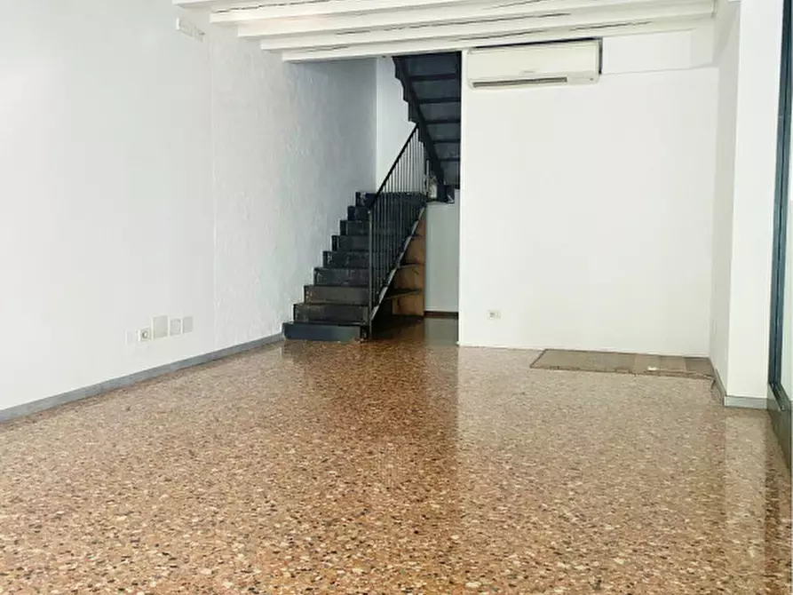 Immagine 1 di Negozio in affitto  in piazza Giorgione a Castelfranco Veneto