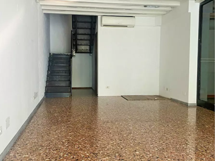 Immagine 2 di Negozio in affitto  in piazza Giorgione a Castelfranco Veneto