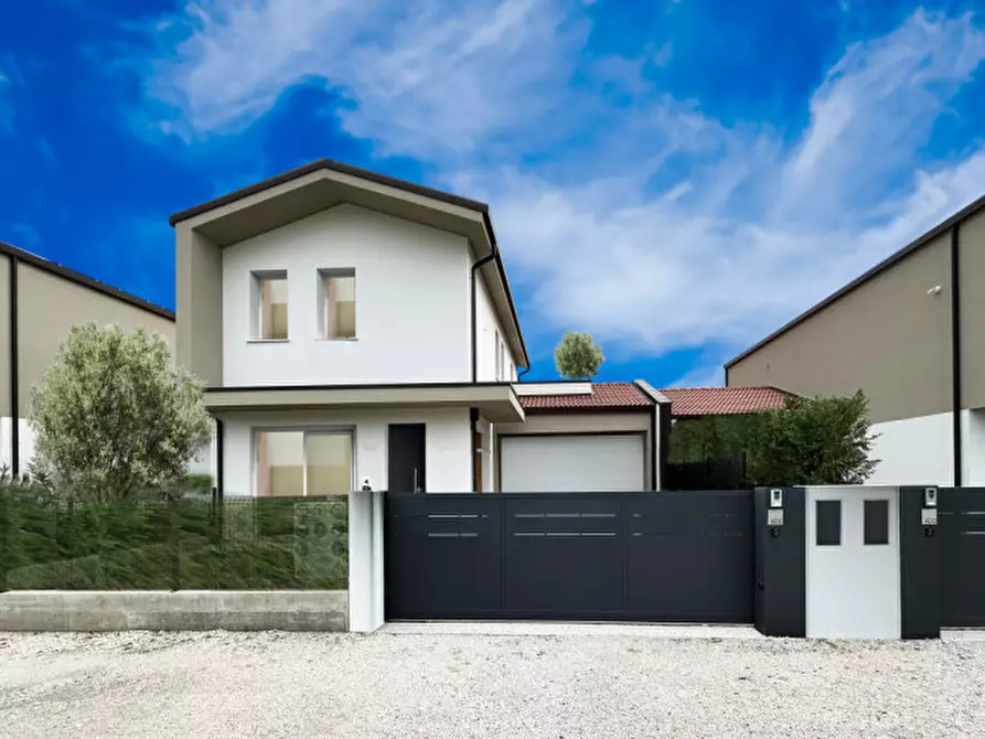 Immagine 1 di Casa trifamiliare in vendita  in via enrico fermi 60 a Colceresa