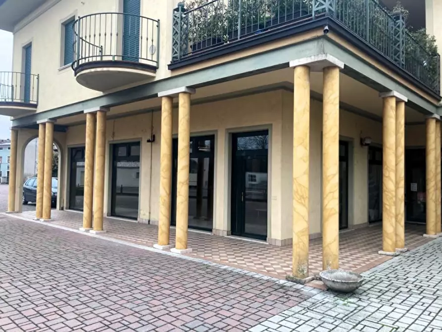 Immagine 3 di Negozio in vendita  in VIA ISORELLA, 1 a Calvisano