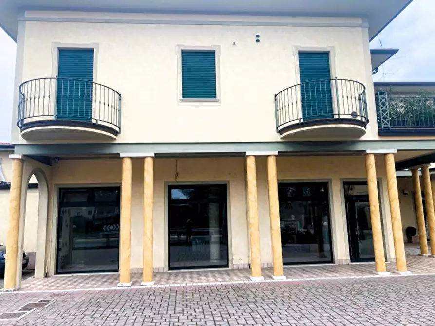 Immagine 5 di Negozio in vendita  in VIA ISORELLA, 1 a Calvisano
