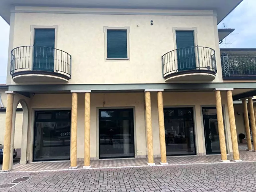 Immagine 18 di Negozio in vendita  in VIA ISORELLA, 1 a Calvisano