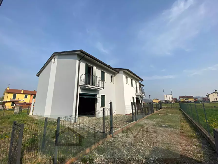Immagine 1 di Casa trifamiliare in vendita  in Via 4 Novembre a Albettone
