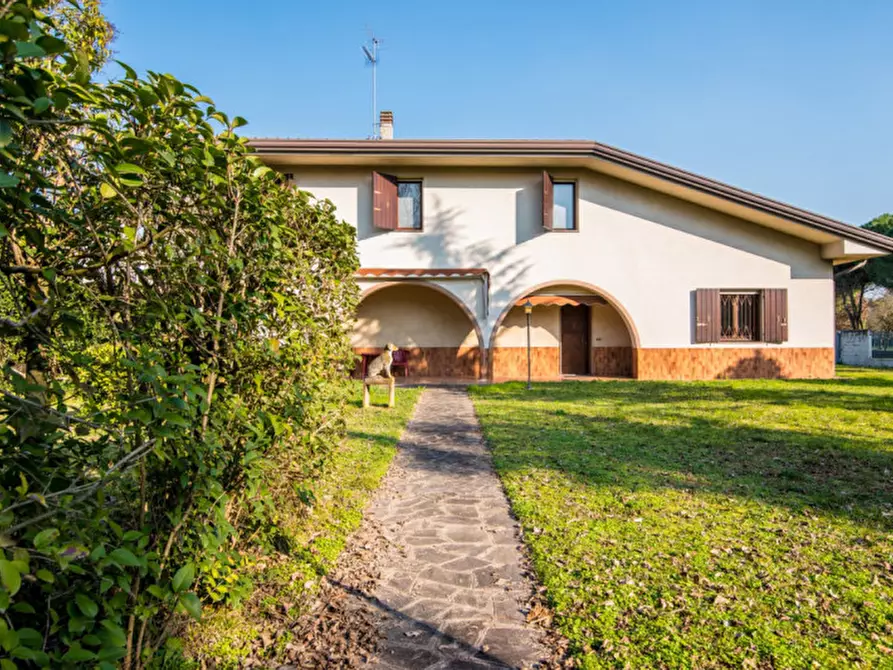 Immagine 1 di Villa in vendita  in Via Ippolito Nievo a Montegrotto Terme