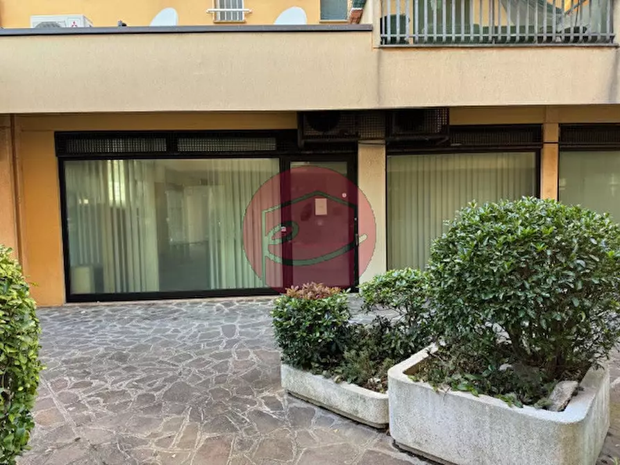 Immagine 2 di Negozio in vendita  in PIAZZA DEL POPOLO BELLARIA a Bellaria-Igea Marina