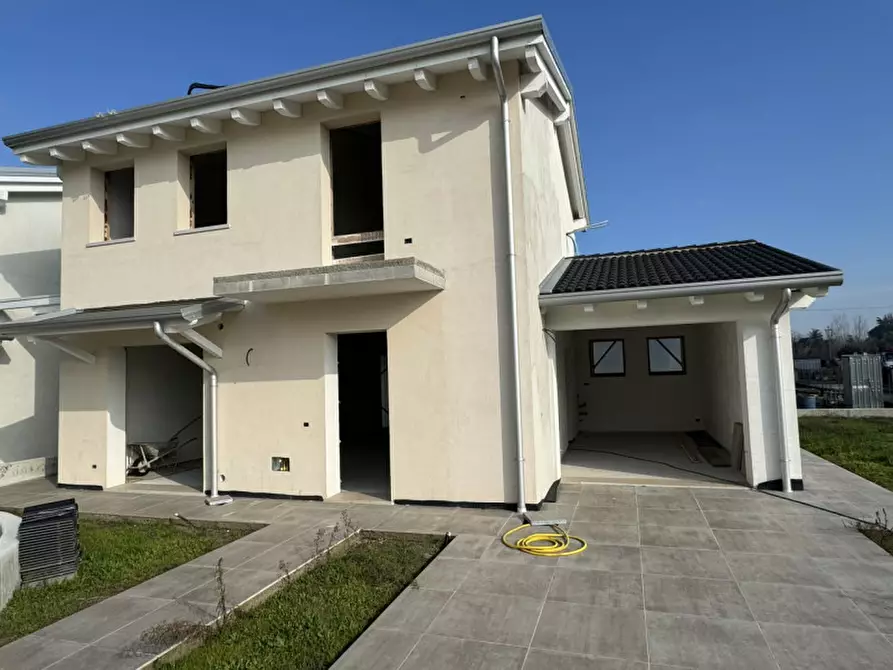 Immagine 2 di Casa trifamiliare in vendita  in Via Don Pietro Garbin a Borgo Veneto