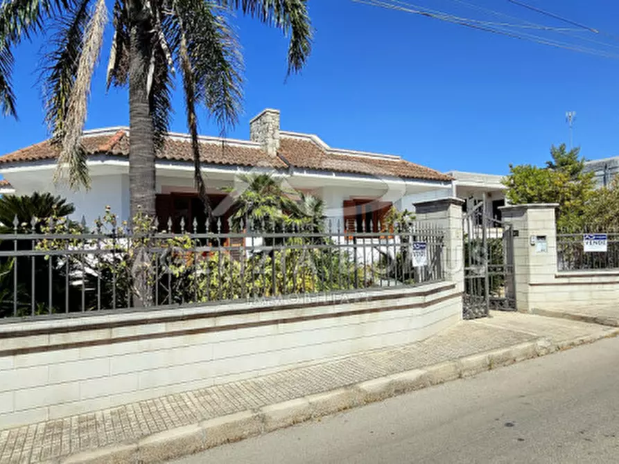 Immagine 1 di Villa in vendita  in Via Generale Basurto a Racale