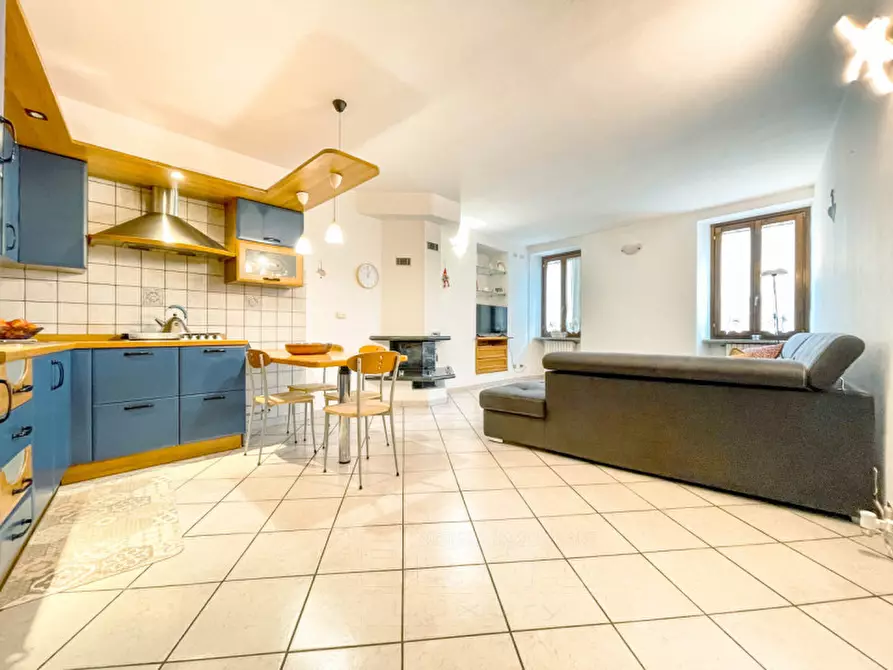 Immagine 1 di Appartamento in vendita  in via Roma a Pella