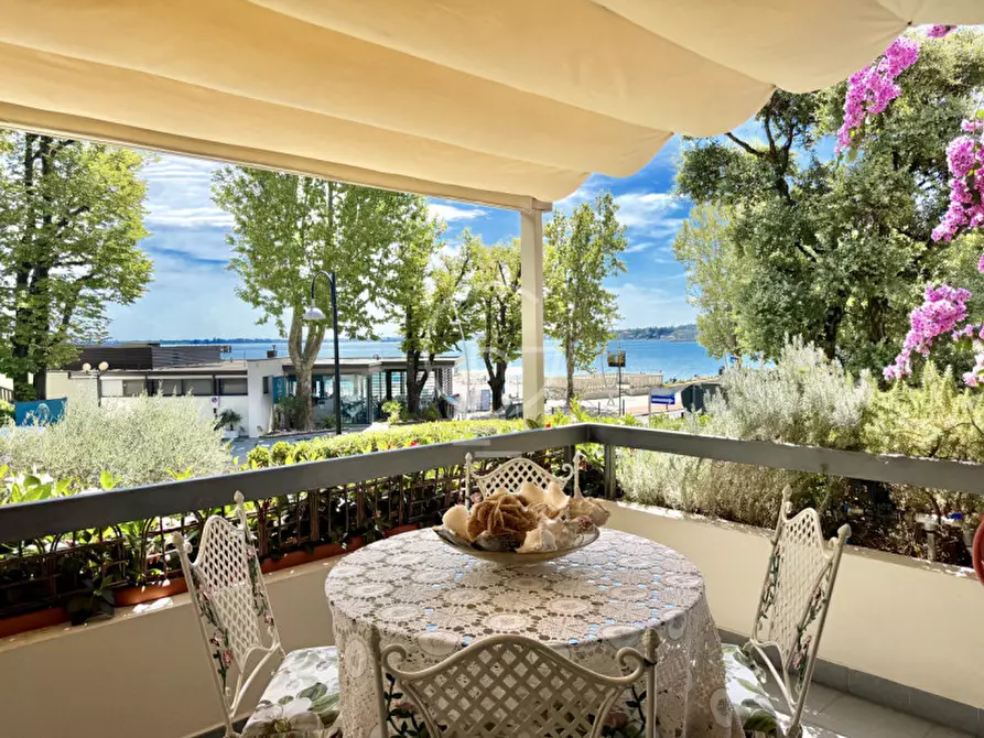 Immagine 1 di Villa in vendita  in Lungolago Cesare Battisti a Desenzano Del Garda