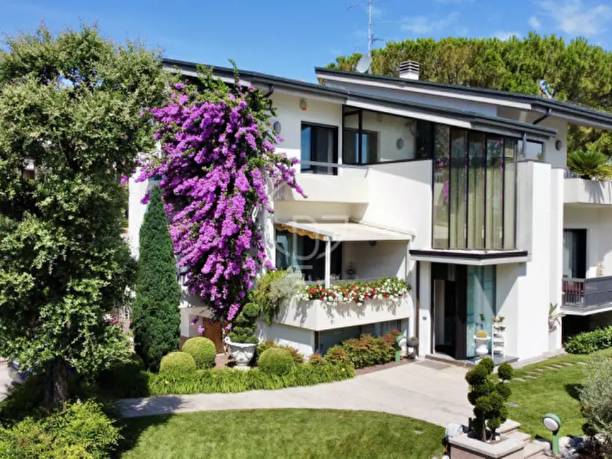 Immagine 2 di Villa in vendita  in Lungolago Cesare Battisti a Desenzano Del Garda