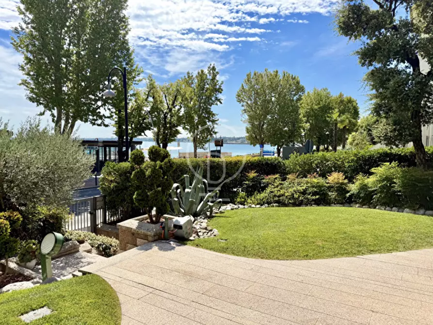 Immagine 3 di Villa in vendita  in Lungolago Cesare Battisti a Desenzano Del Garda