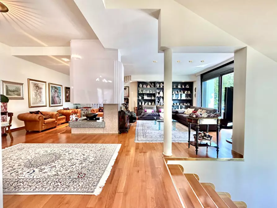 Immagine 4 di Villa in vendita  in Lungolago Cesare Battisti a Desenzano Del Garda