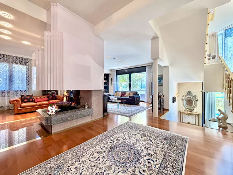 Immagine 6 di Villa in vendita  in Lungolago Cesare Battisti a Desenzano Del Garda