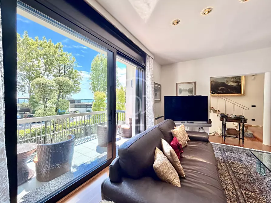 Immagine 7 di Villa in vendita  in Lungolago Cesare Battisti a Desenzano Del Garda
