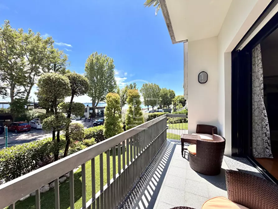 Immagine 8 di Villa in vendita  in Lungolago Cesare Battisti a Desenzano Del Garda