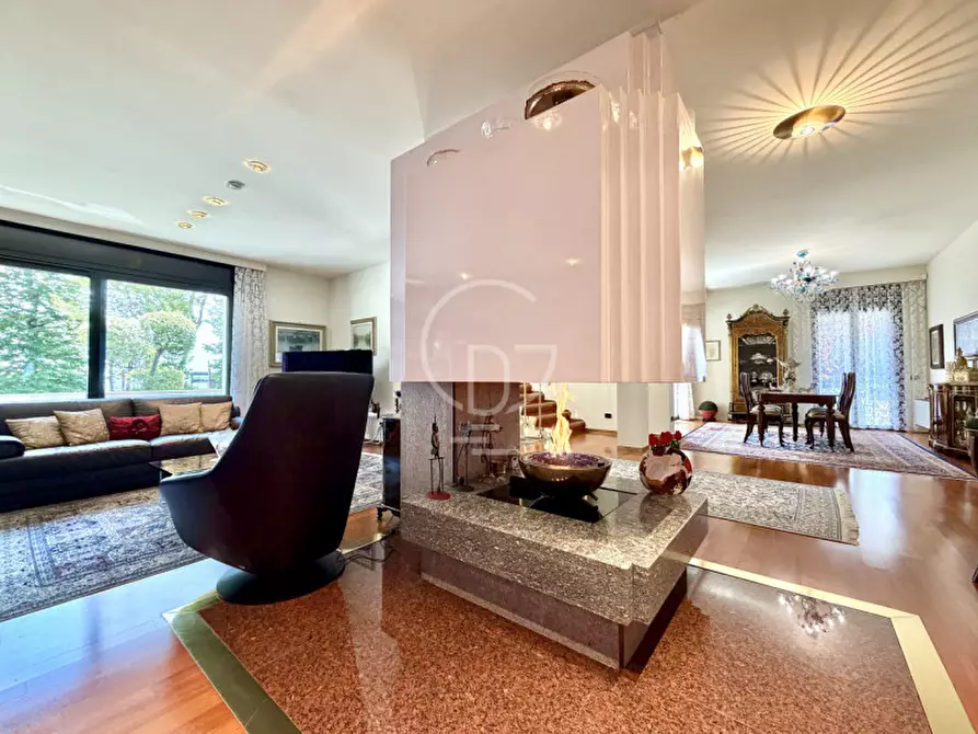 Immagine 9 di Villa in vendita  in Lungolago Cesare Battisti a Desenzano Del Garda