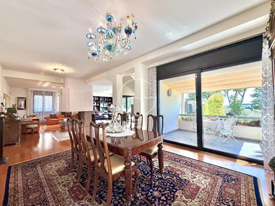 Immagine 10 di Villa in vendita  in Lungolago Cesare Battisti a Desenzano Del Garda
