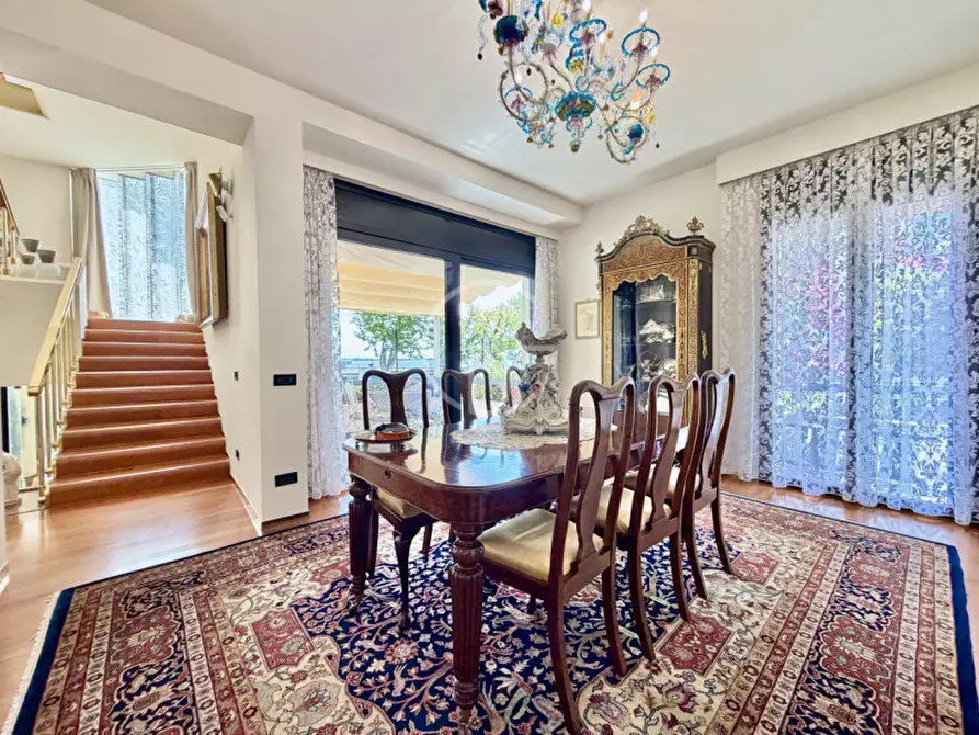 Immagine 11 di Villa in vendita  in Lungolago Cesare Battisti a Desenzano Del Garda