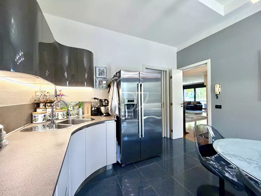 Immagine 16 di Villa in vendita  in Lungolago Cesare Battisti a Desenzano Del Garda