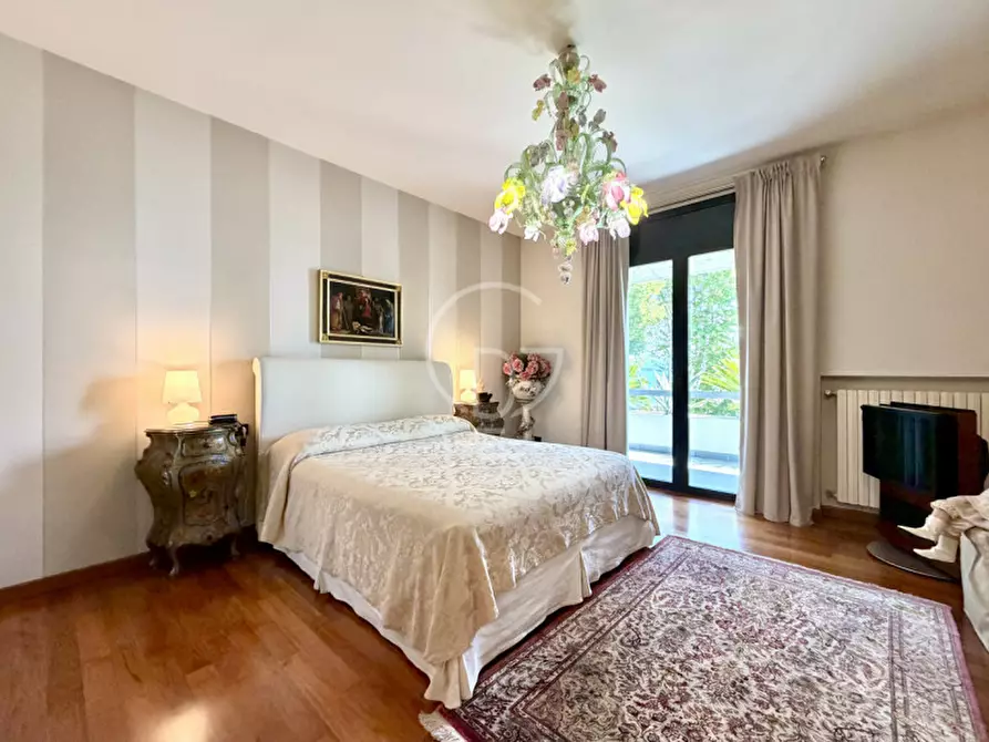 Immagine 20 di Villa in vendita  in Lungolago Cesare Battisti a Desenzano Del Garda