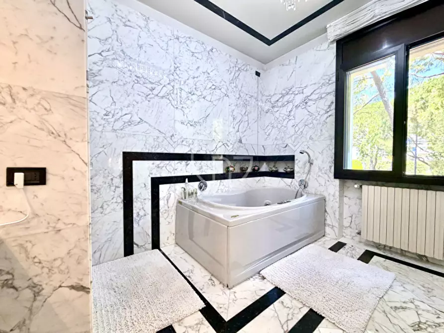 Immagine 23 di Villa in vendita  in Lungolago Cesare Battisti a Desenzano Del Garda