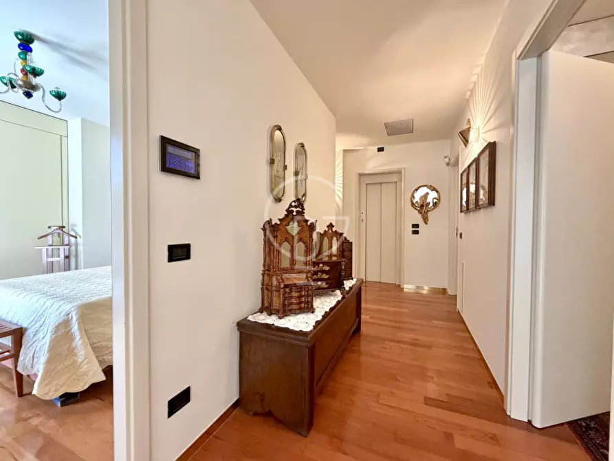 Immagine 24 di Villa in vendita  in Lungolago Cesare Battisti a Desenzano Del Garda