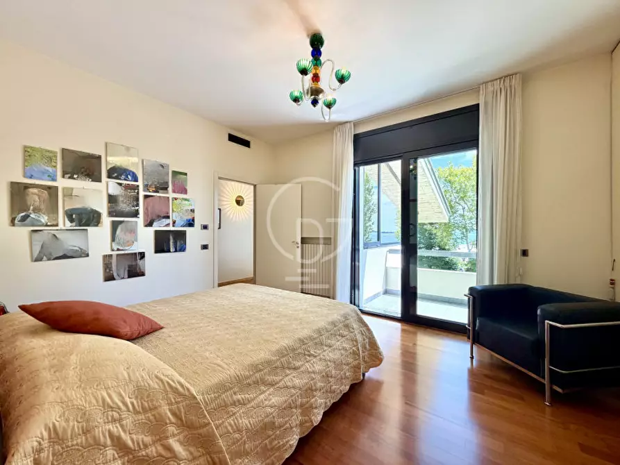 Immagine 25 di Villa in vendita  in Lungolago Cesare Battisti a Desenzano Del Garda