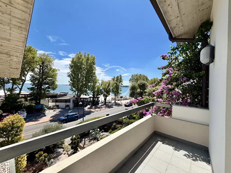 Immagine 27 di Villa in vendita  in Lungolago Cesare Battisti a Desenzano Del Garda