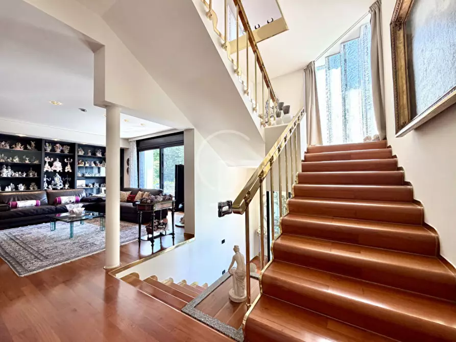 Immagine 34 di Villa in vendita  in Lungolago Cesare Battisti a Desenzano Del Garda