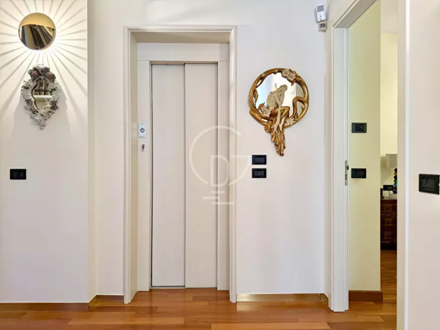Immagine 35 di Villa in vendita  in Lungolago Cesare Battisti a Desenzano Del Garda