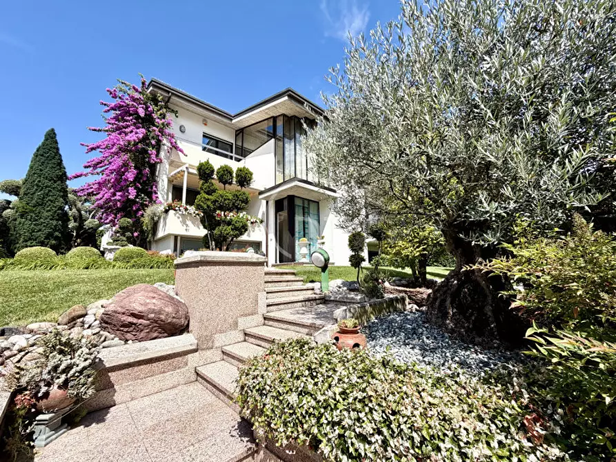 Immagine 37 di Villa in vendita  in Lungolago Cesare Battisti a Desenzano Del Garda