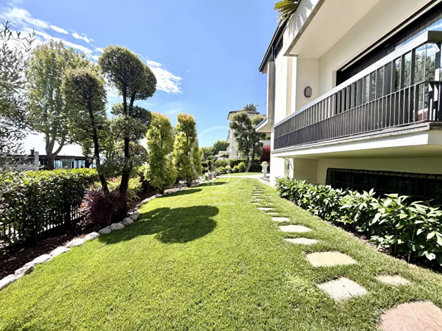 Immagine 38 di Villa in vendita  in Lungolago Cesare Battisti a Desenzano Del Garda
