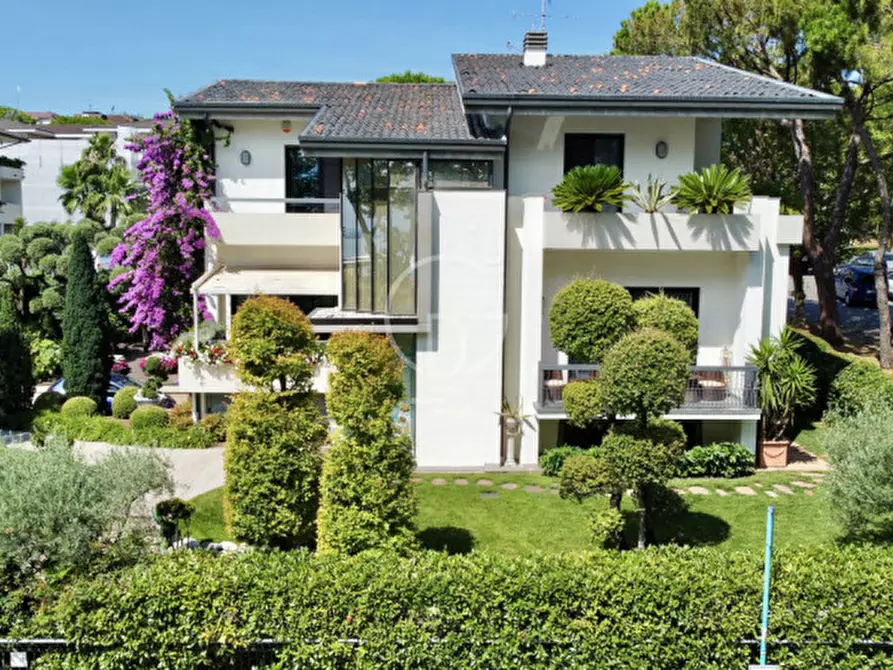 Immagine 39 di Villa in vendita  in Lungolago Cesare Battisti a Desenzano Del Garda