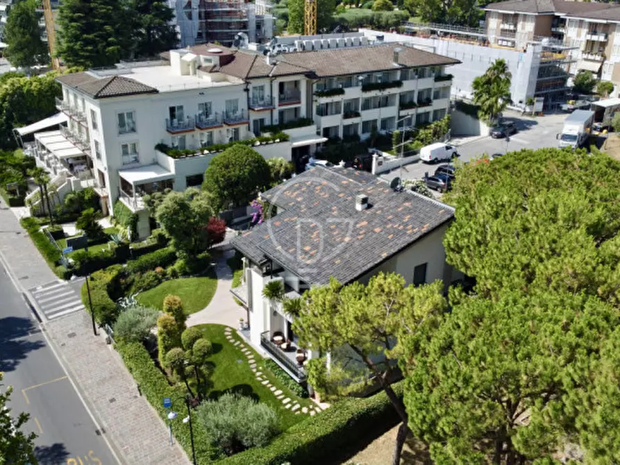 Immagine 41 di Villa in vendita  in Lungolago Cesare Battisti a Desenzano Del Garda