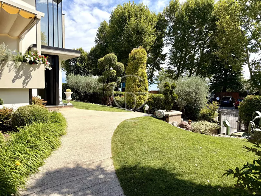 Immagine 42 di Villa in vendita  in Lungolago Cesare Battisti a Desenzano Del Garda