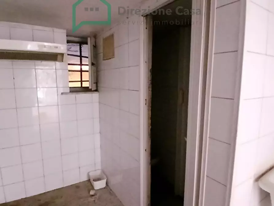 Immagine 9 di Negozio in affitto  in Calata Capodichino a Napoli