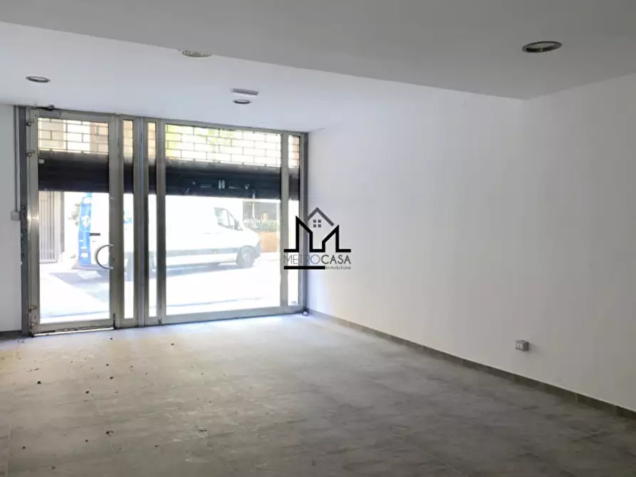Immagine 6 di Negozio in vendita  a Palermo