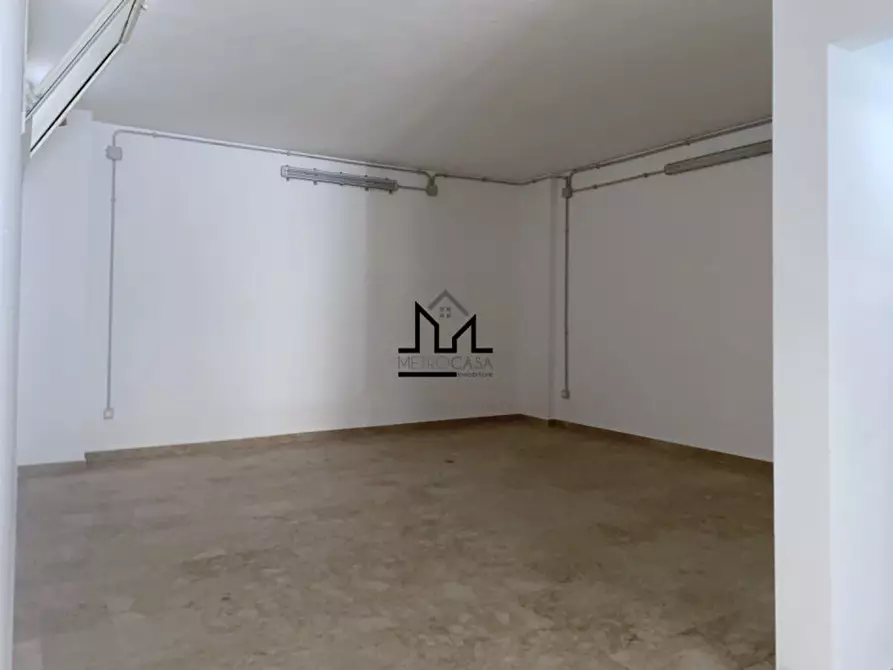 Immagine 7 di Negozio in vendita  a Palermo